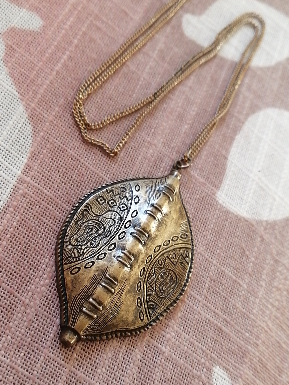 Vintage Etruscan Style Old Gold Tone Tribal Drawing Leaf Pendant Necklace